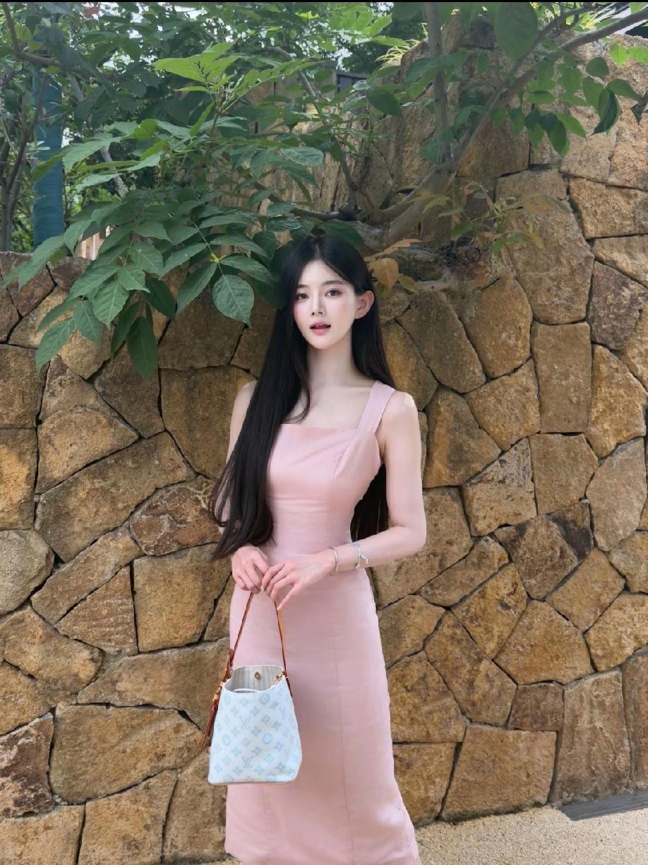 什么样的女人最令人着迷？绝不是仅靠漂亮脸蛋。
情绪稳定、自带治愈感的女人很迷人。
