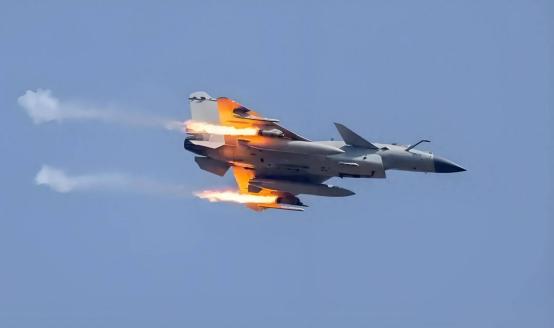 怪事突发！美军运输机飞着飞着突发险情，二话不说紧急降落在土耳其，美方却一声不吭。