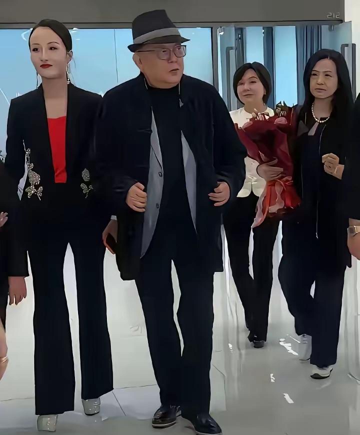你敢信？79岁王刚带着小20岁的娇妻出席活动，一露面直接炸了场！快80岁的人走路
