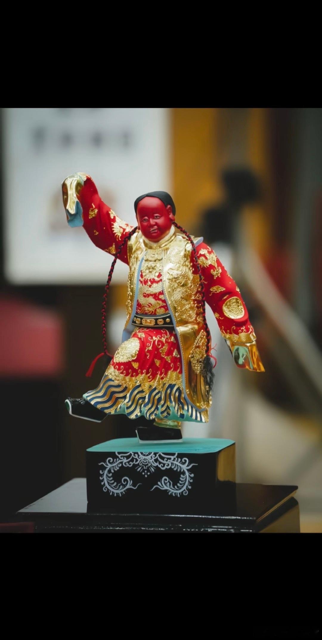 活着在活自洽，随着年龄的增长，慢慢的发现人活着，平静自洽比快乐幸福更难得。每个人