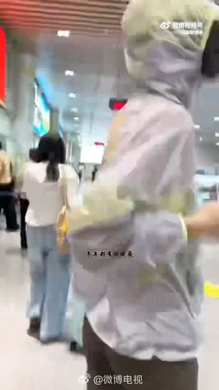 田曦薇机场假装粉丝拍王安宇 田曦薇伪装粉丝拍王安宇黄子弘凡哈哈哈哈田曦薇你戏瘾犯