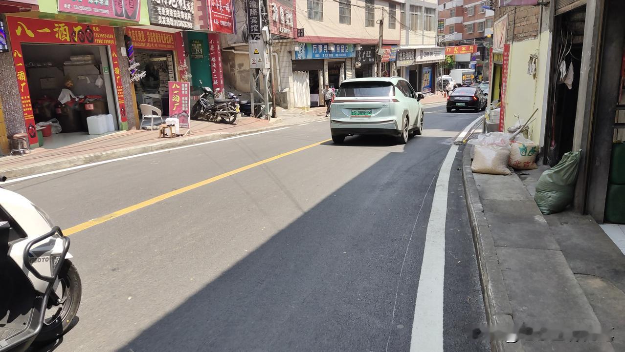 这两天到金平县，美团订的酒店，七十多一晚，结果入住才发现空调遥控器都不给，问老板