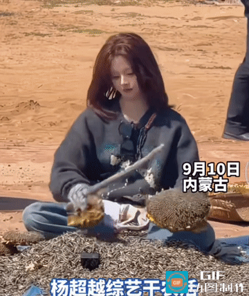 杨超越这个敲向日葵视频火了以后有人提出质疑，说她敲得方式不对，我没敲过这个，不好