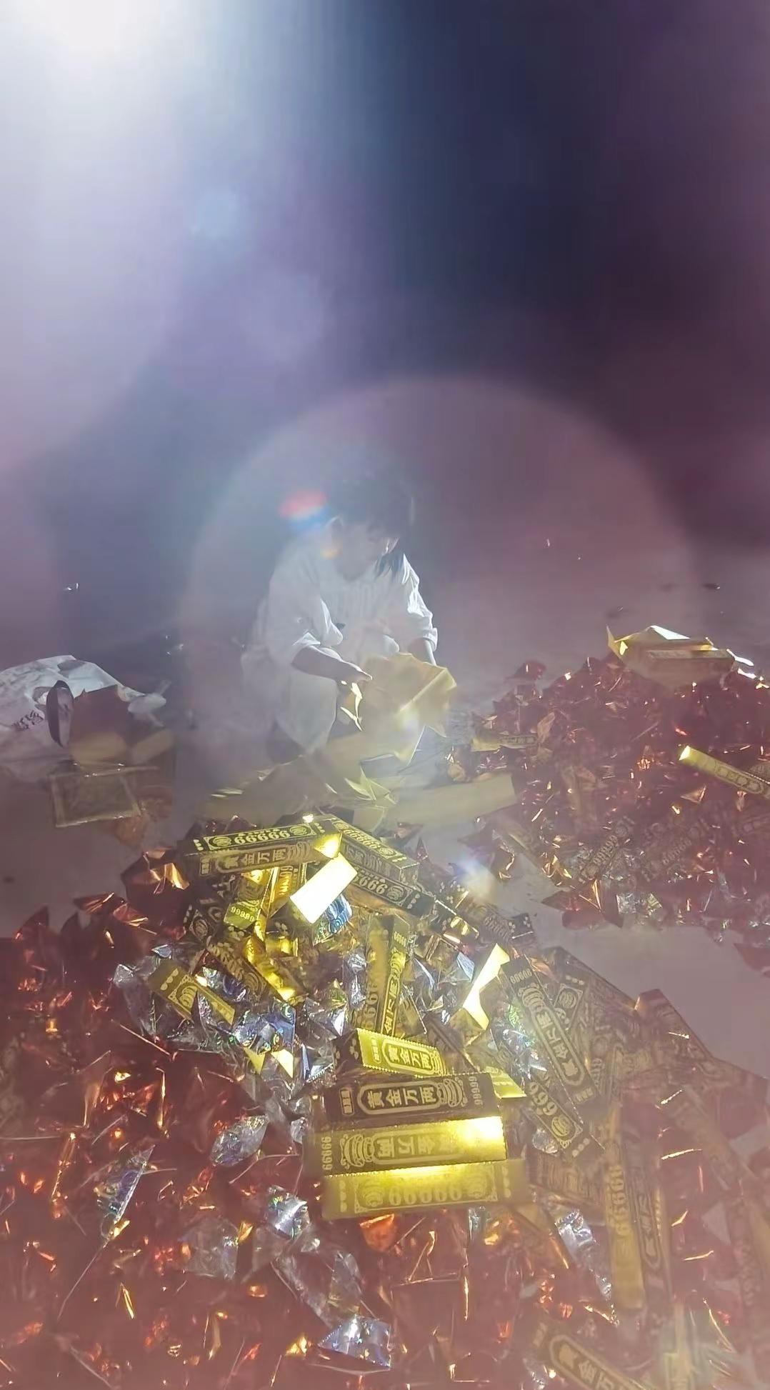 弘一法师说：终有一天你会静下心来，像个局外人一样回顾自己的故事，然后笑着摇摇头，