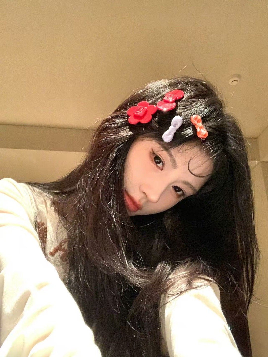 鞠婧祎头上好多夹子 鞠婧祎分享六宫格怼脸live图，头上好多可爱的小夹子，美美得