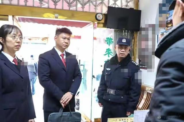 浙江桐乡，25年前，濮院镇某小旅馆的店员到一间客房打扫卫生，发现客人盖着被子睡在