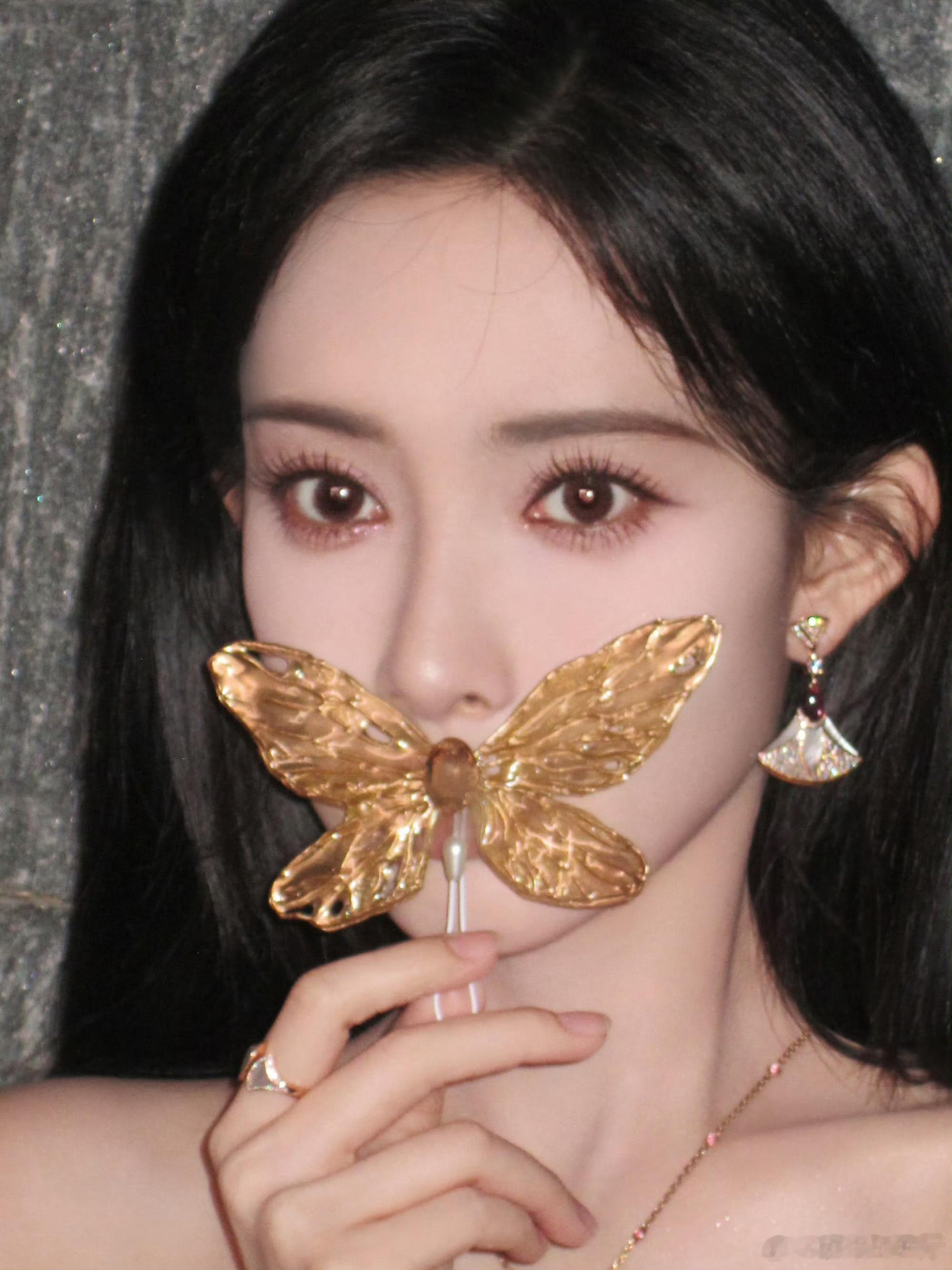 孟子义打小眼睛就大这双眼睛是吃可爱长大的吧👀～从小美到大，眼神杀直接锁定灵魂，
