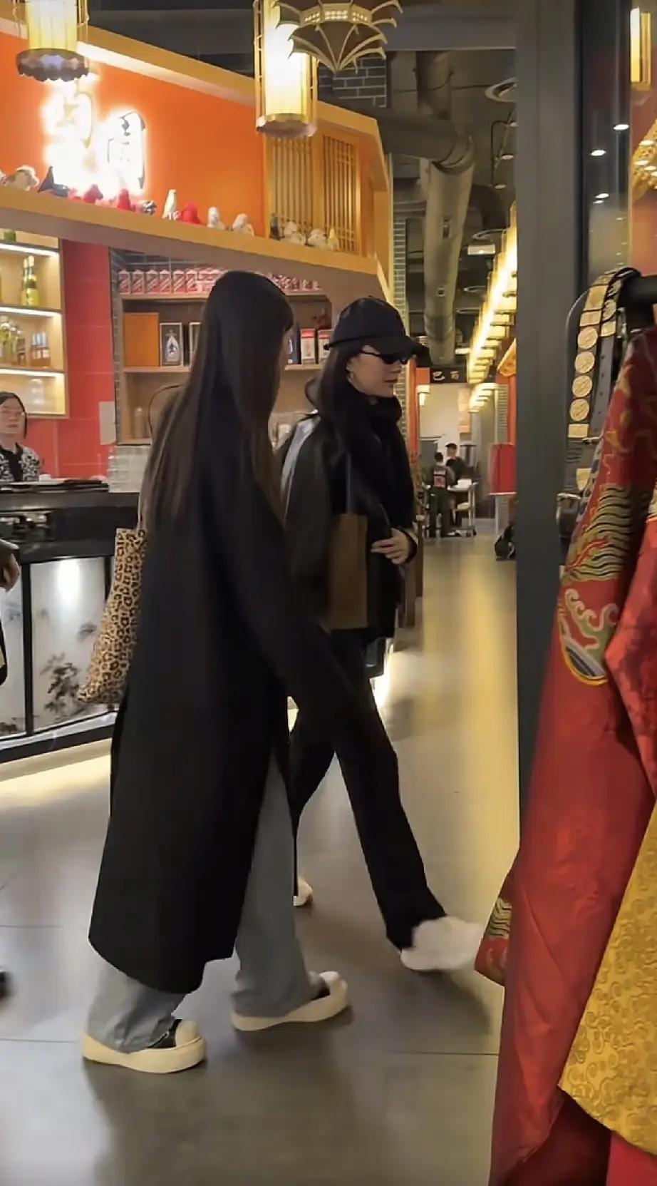 刘亦菲也有不完美的地方，
最近被路人拍到了。
不过虽然胖了，
但还是很有星味。