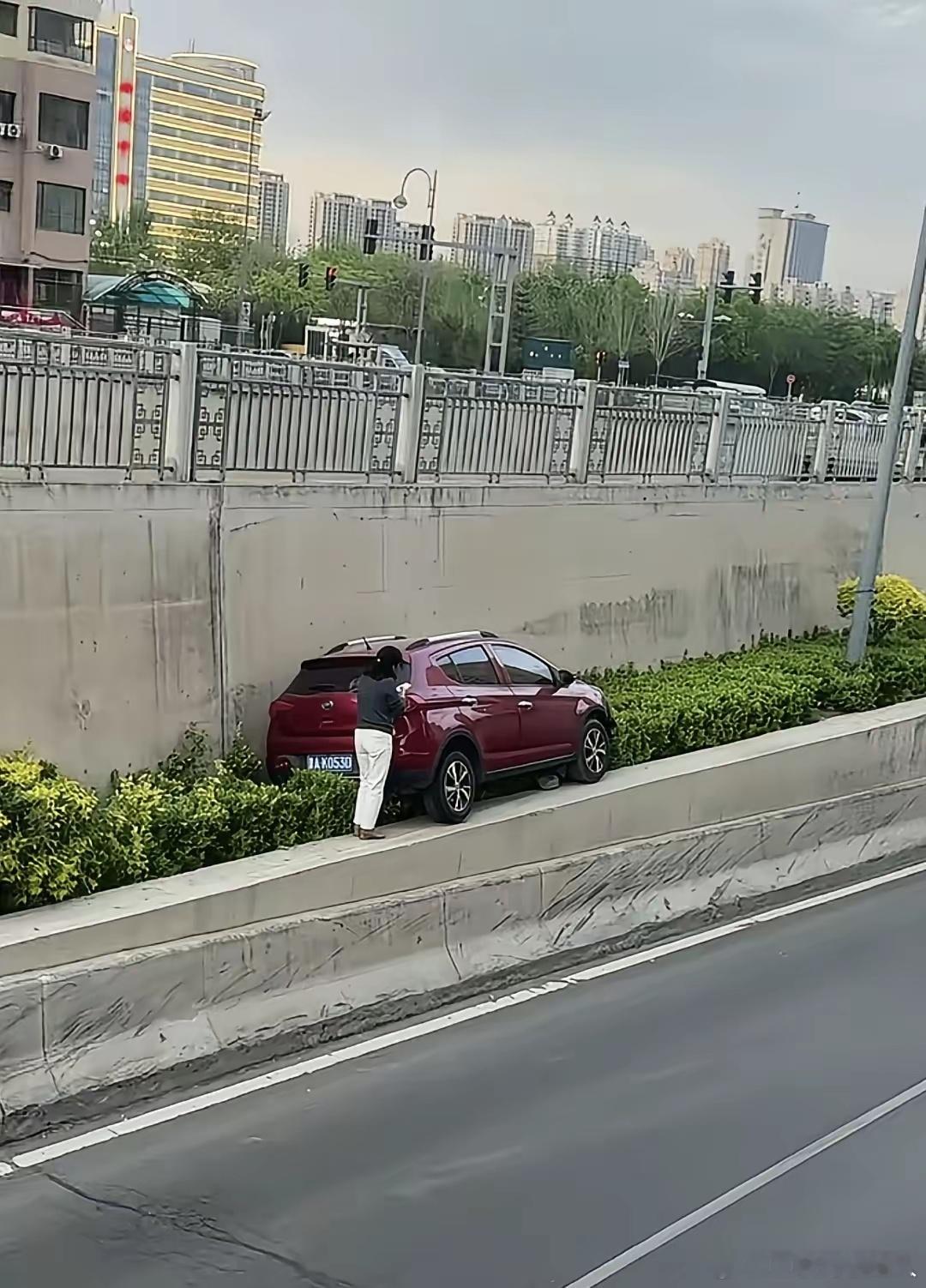 总算弄明白这辆车是怎么开上去的了。 