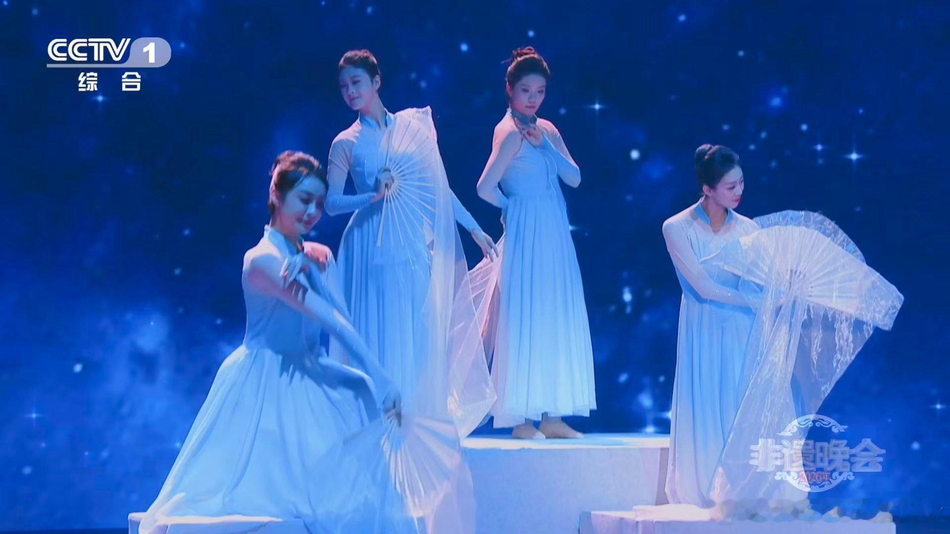 7000个琉璃圆环嵌套成璀璨琉璃裙刘惜君唱逍遥游 舞者轻舞，琉璃光影散落，刘惜君