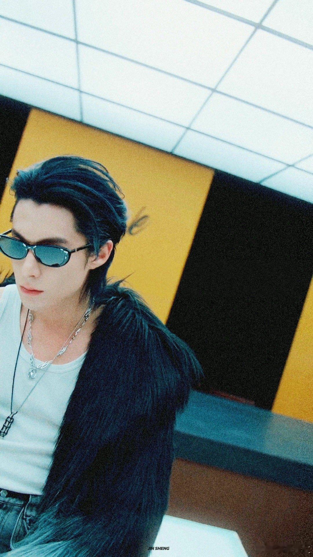 王鹤棣喊我看过去 《Pretty》不是一首歌，是情绪开关！一按下去，烦恼全跑，快