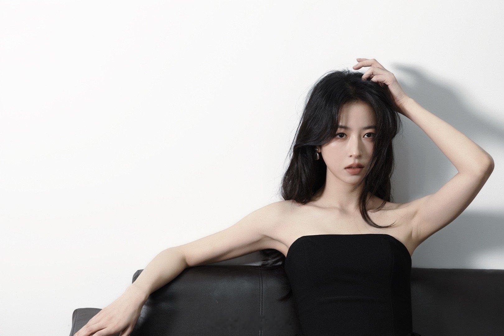 周雨彤黑丝太极品啦