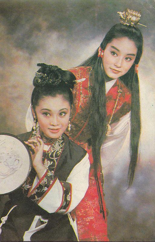 林青霞张艾嘉这张合影莫名地觉得她们长得好像双胞胎，两人一样的美丽又英气。