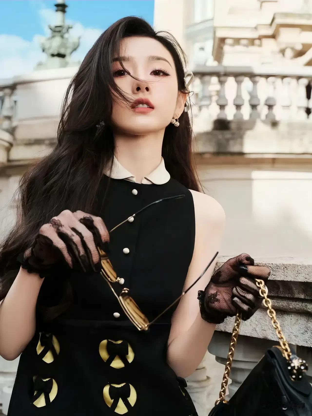 宋祖儿蕾丝黑丝短袜，
太会穿了！
这组法式造型直接美到心坎里，
黑色无袖连衣裙，