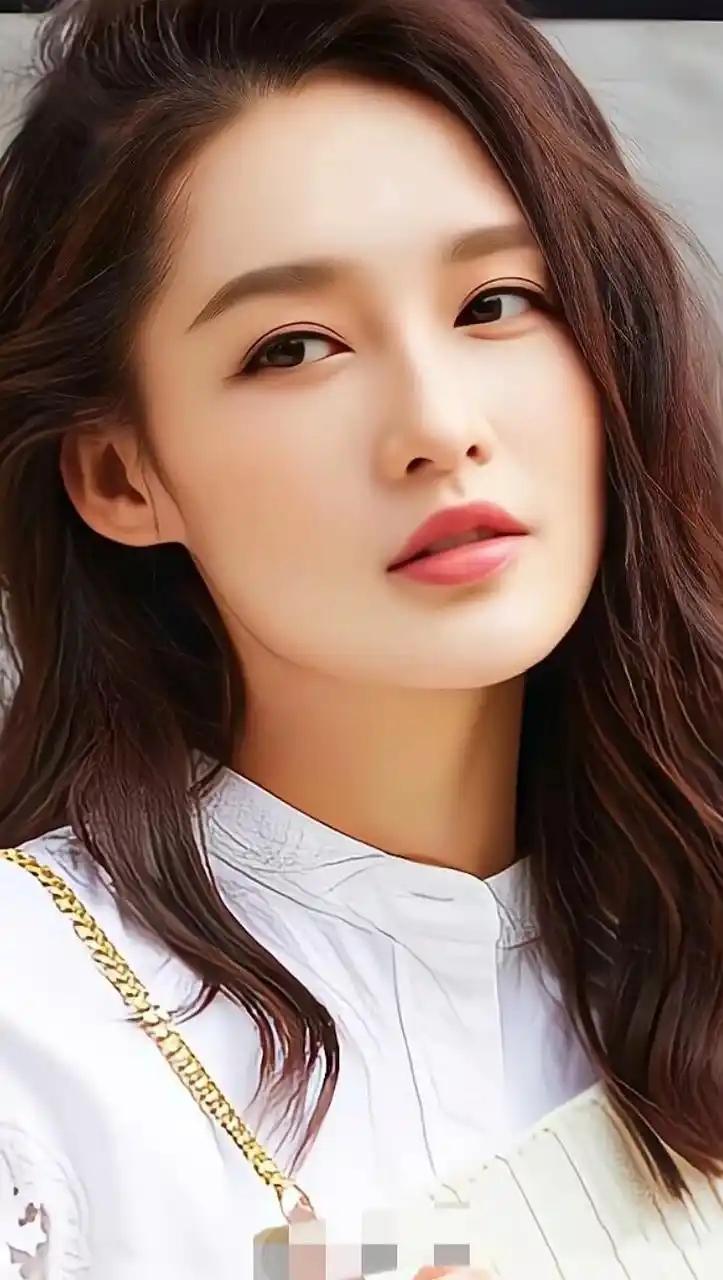 你怎么看李沁
 很多人第一印象便是她身上那份独有的清冷古典气质。她生得眉目清秀，