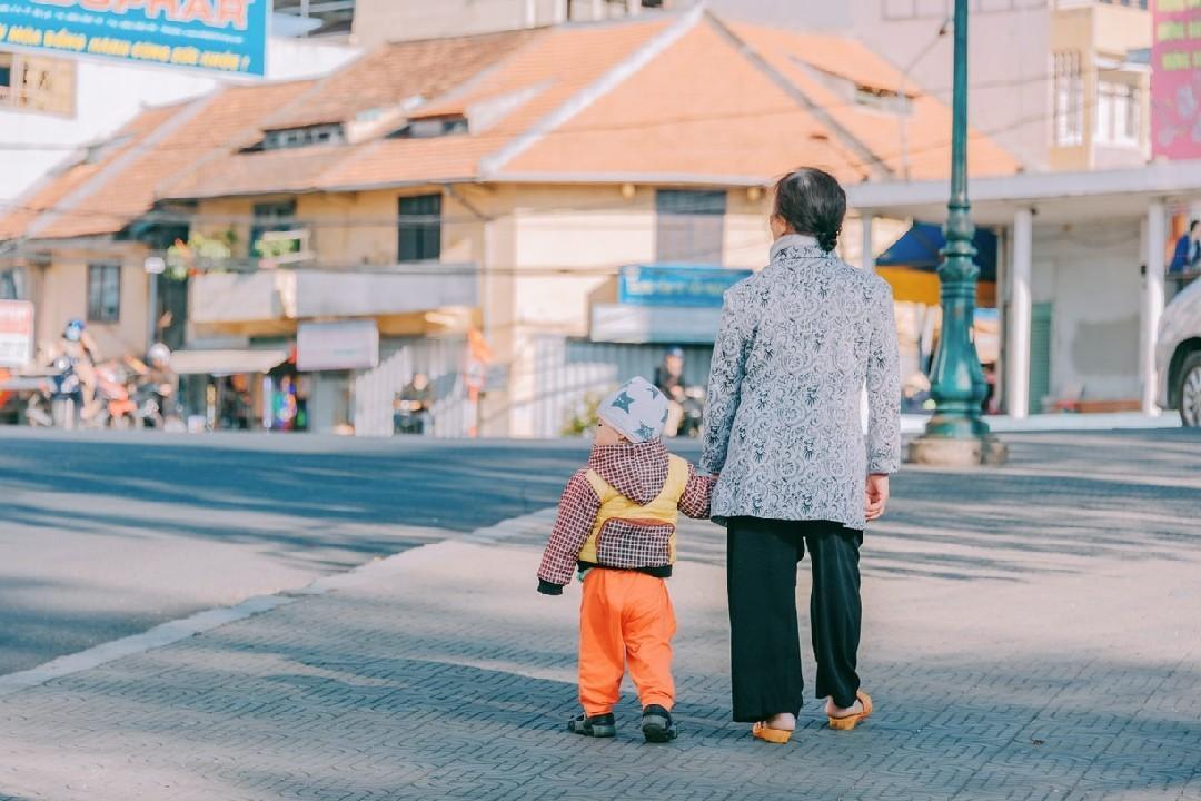 我慢慢地、慢慢地了解到，所谓父女母子一场，只不过意味着，你和他的缘分就是今生今世