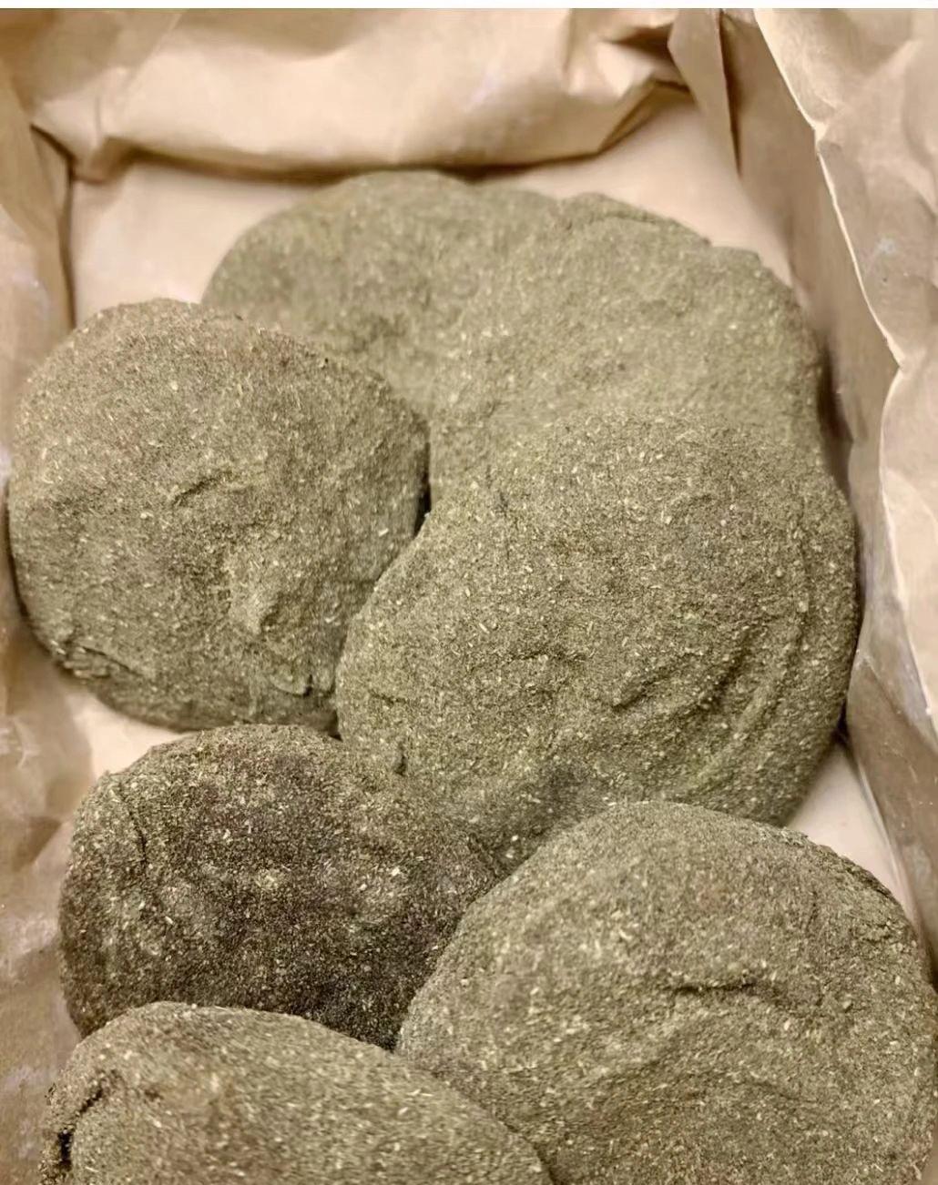 大学同学寄来的特产，怎么感觉有点像牛粪呀 浏阳的老同学非常热情，又要给我寄特产。