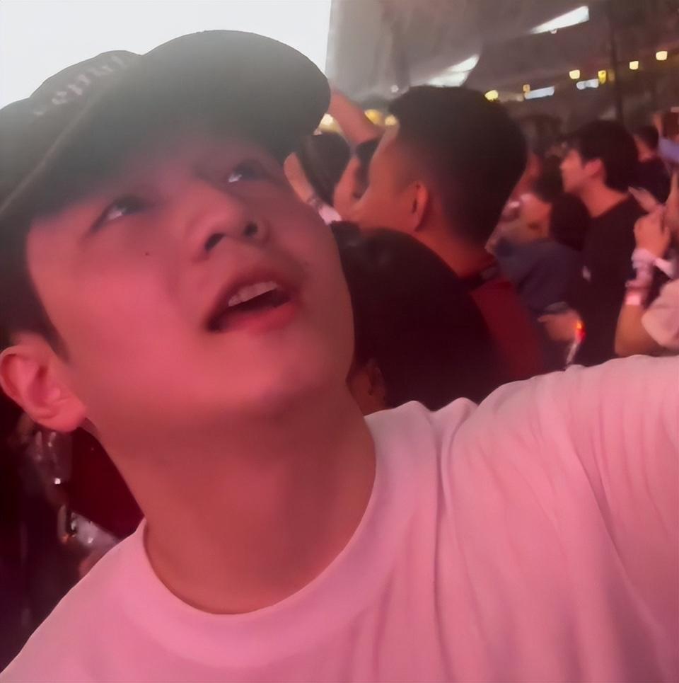 林昀儒世界排名不但来到了第七，
还曾和樊振东一起看演唱会，
比赛总是输给林诗栋，