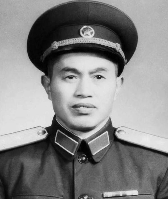1969年，兰州军区司令员皮定均视察甘肃张掖，见乡亲们衣衫褴褛，甚至有十来岁女孩