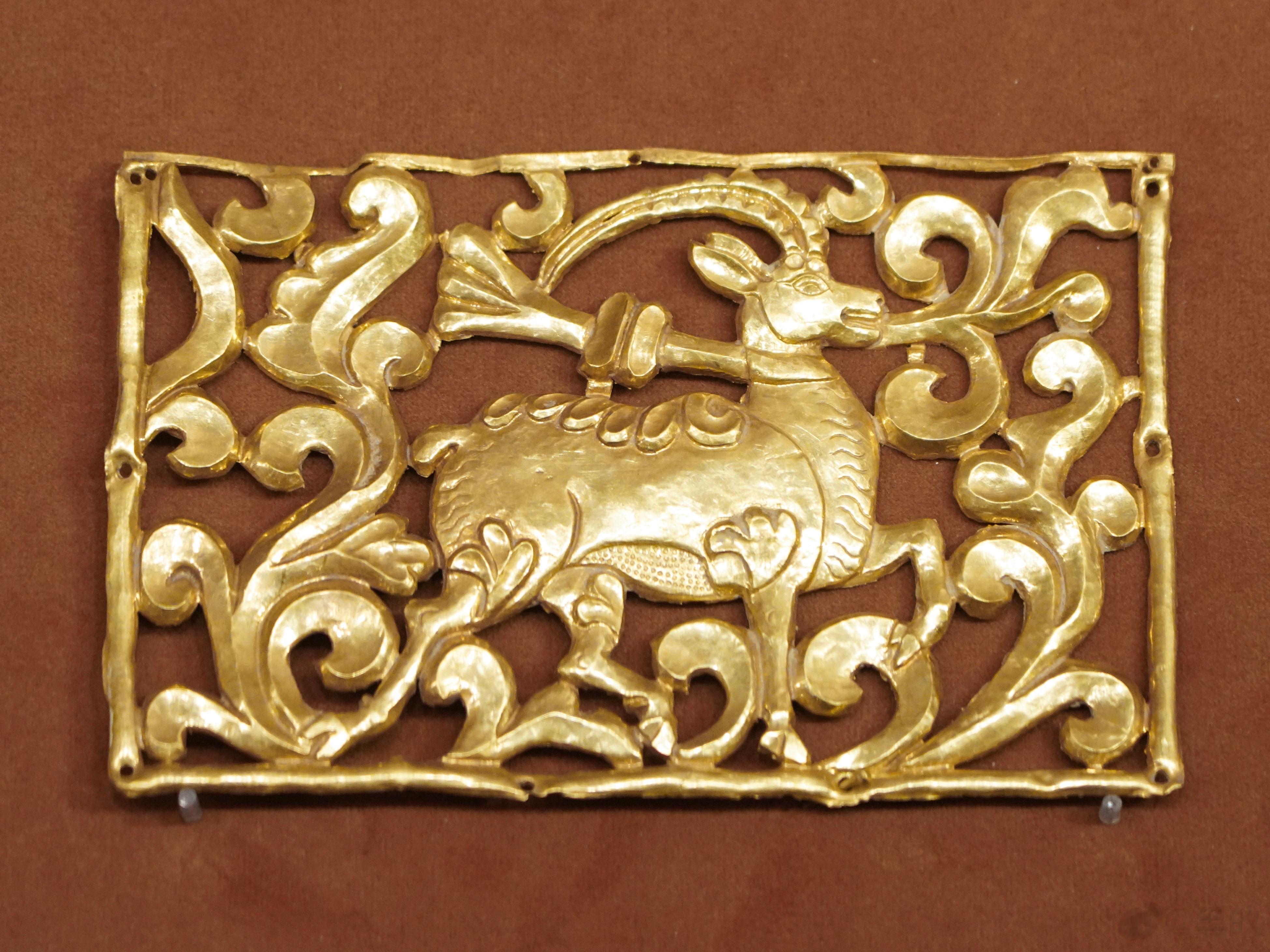 鹿形金饰件故宫博物院五湖四海特展神武门展厅不大，但是此展还是颇为精彩的，吐谷浑遗