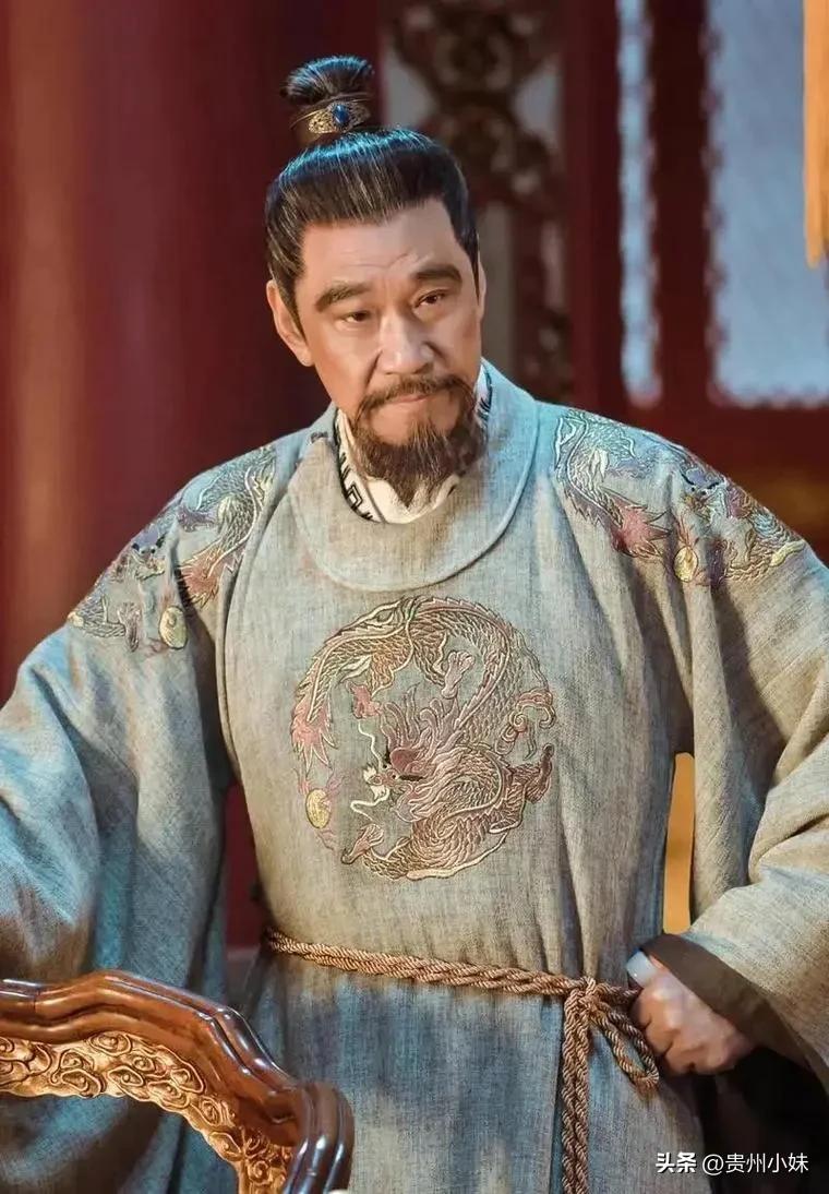朱棣称帝后，小舅子徐辉祖拒绝臣服，将自己关在祠堂，跪在父亲徐达牌位前哭泣。朱棣大