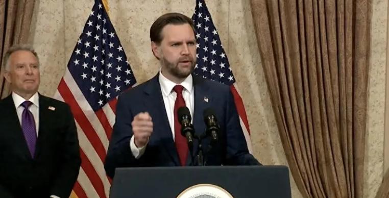 美国副助理国务卿当众放出狠话，对着镜头公开警告，谁要是敢拦截运往台岛的军火船只，