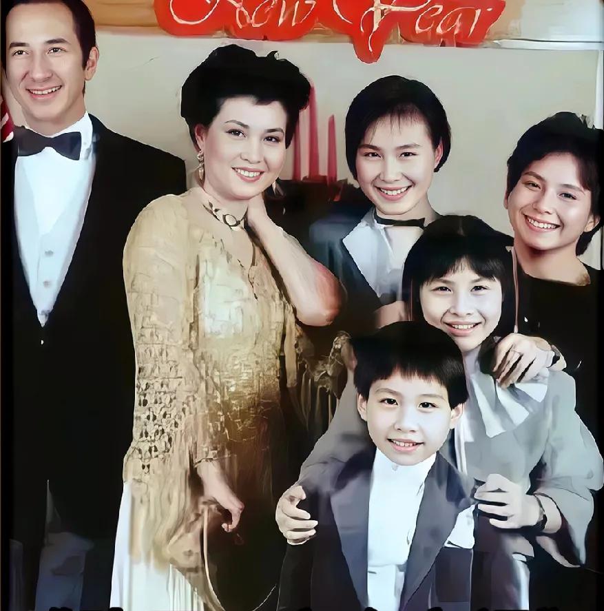 1991年1月8日，何超琼和许晋亨举办了一场世纪婚礼。与何超琼同母所生的三个亲妹