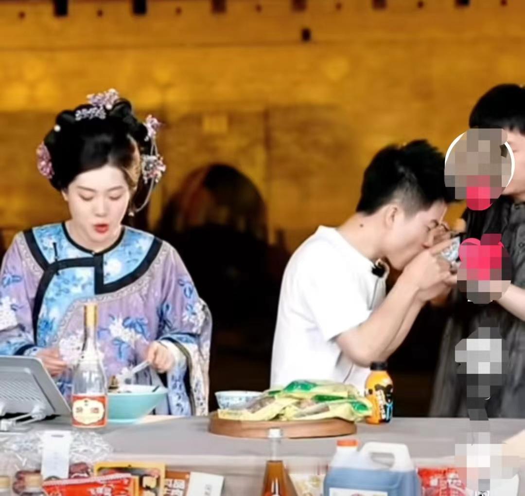 这一幕，气得牙痒痒！昨晚，董宇辉介绍肉丸子时，盛了小半碗，暖心递给董董，说道“你