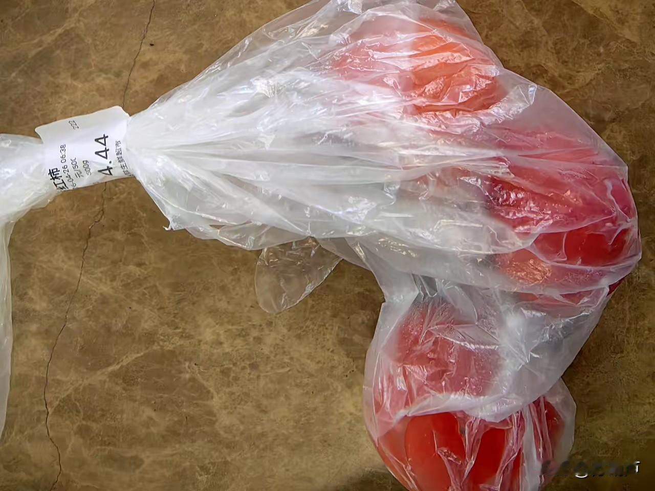 何止漳州的杨梅有问题，大家看看这西红柿，4月26日买的，一直放在冰箱里，今天拿出