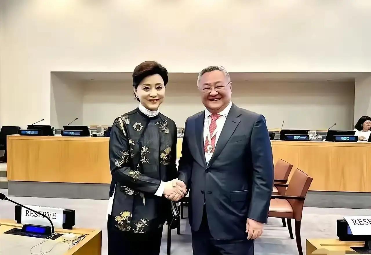 这里面有一位美女主持人
你们认识她吗？
她的身材很苗条，她的发型很时髦，就算是董