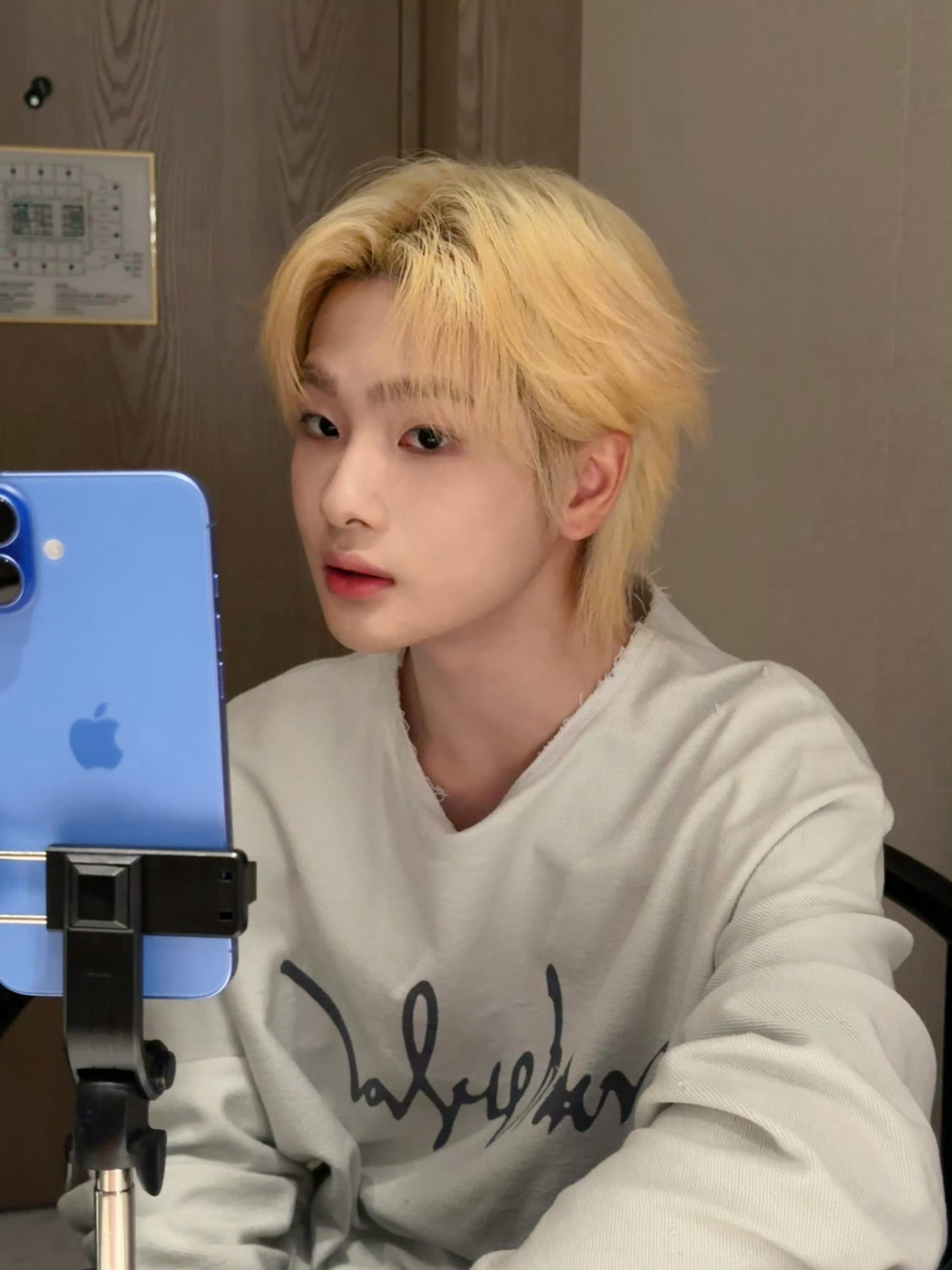 周震南 结婚请我商演吗 先震惊再问是不是商演脑回路还挺清奇[送花花] ​​​