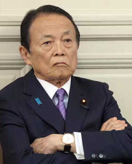 咱们这边刚官宣，说受特朗普邀请，准备秋天去美国回访。 

话音还没落，隔壁的麻生
