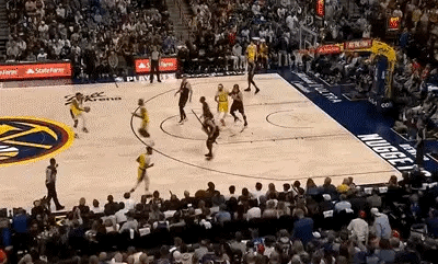 拉塞尔得0分全都是他自己的错吗？
拉塞尔都空气投篮了
暂停的时候吃零食是因为他觉