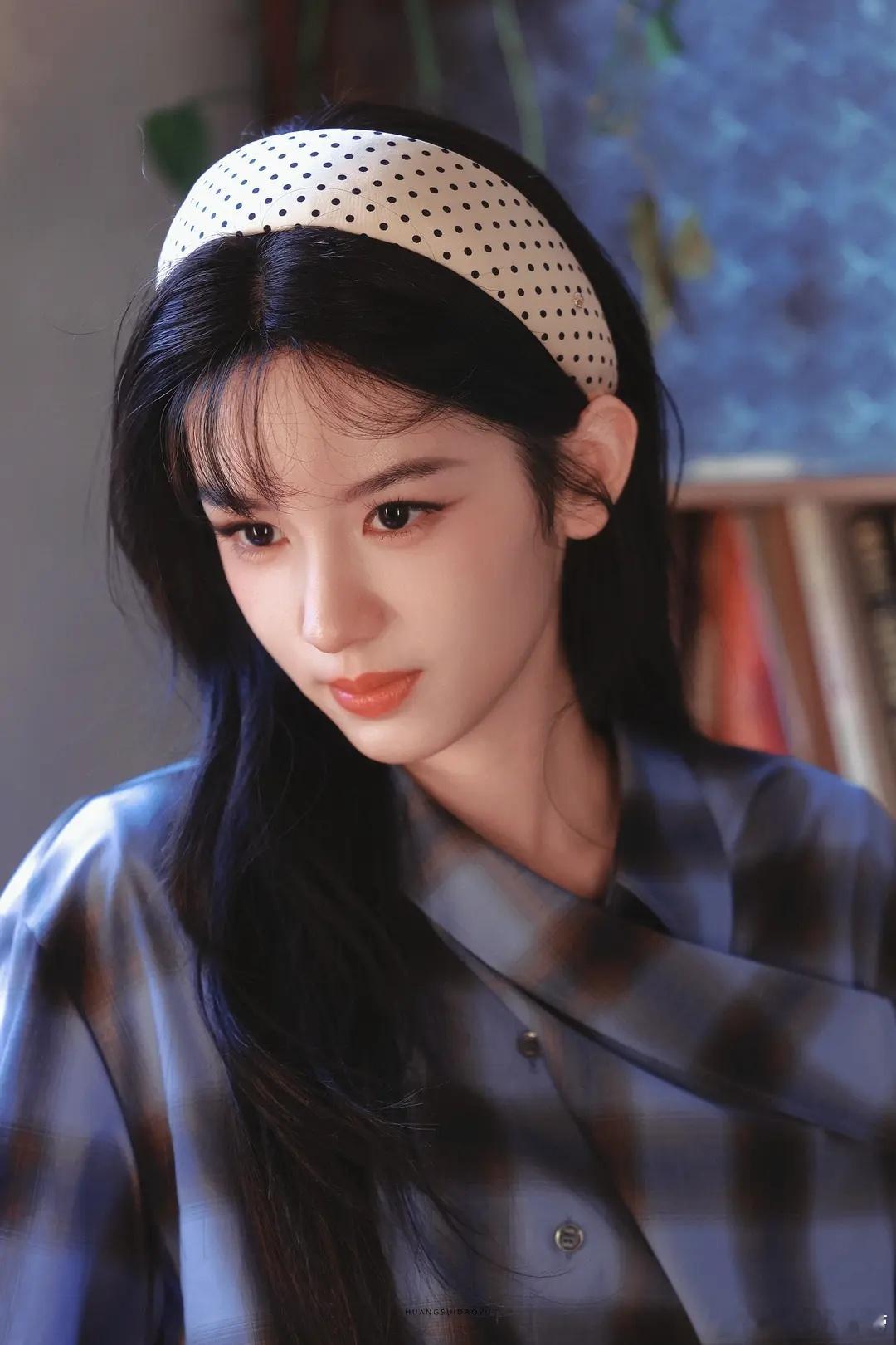 周也这组复古造型写真，氛围感也太绝了吧！看风格应该是为新剧《你好1983》做的宣