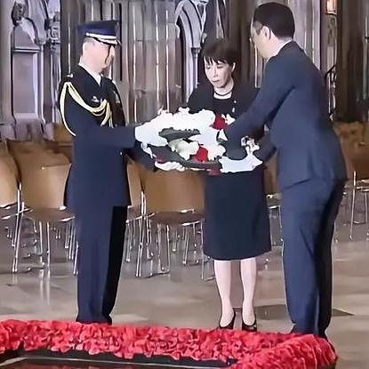 又献花！正在英国访问的日本首相高市早苗特意到威斯敏斯特教堂向无名战士墓献花。高市