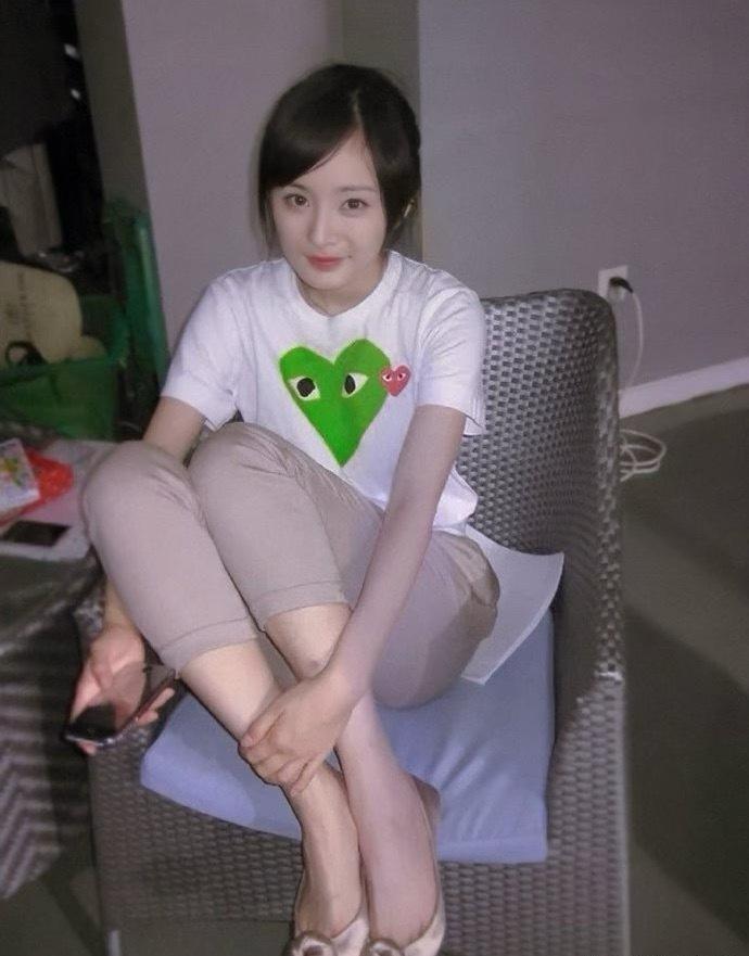 她是中国最有气质的女星之一吧，她清纯而亮丽，气质出众。