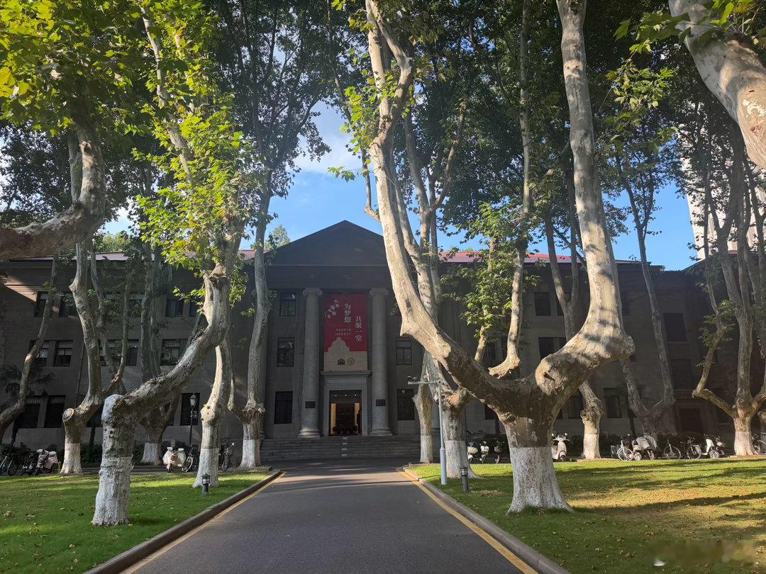 今天受邀参观了东南大学，和院士以及学者进行了交流。偶遇新生军训感叹时光真快，转眼