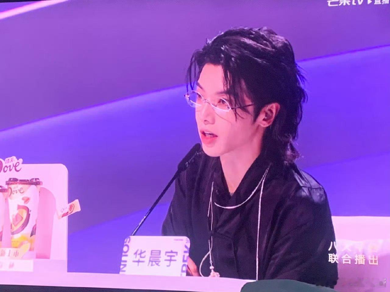 《声鸣远扬》直播名场面！华晨宇欲言又止+灵魂锐评，选手敢直接催更，互动太有看头 