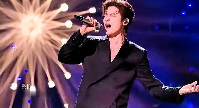 《歌手2026》今晚最大的意外：侯明昊。

不是说他唱得多炸。是说，一个演员，往