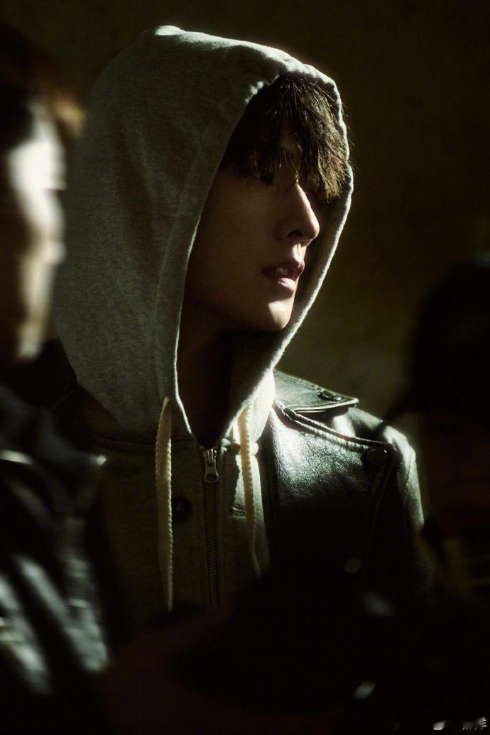 杨洋小说男主脸 杨洋这个侧脸绝了，真不愧是小说男主的脸！看到他这张脸的时候，就已