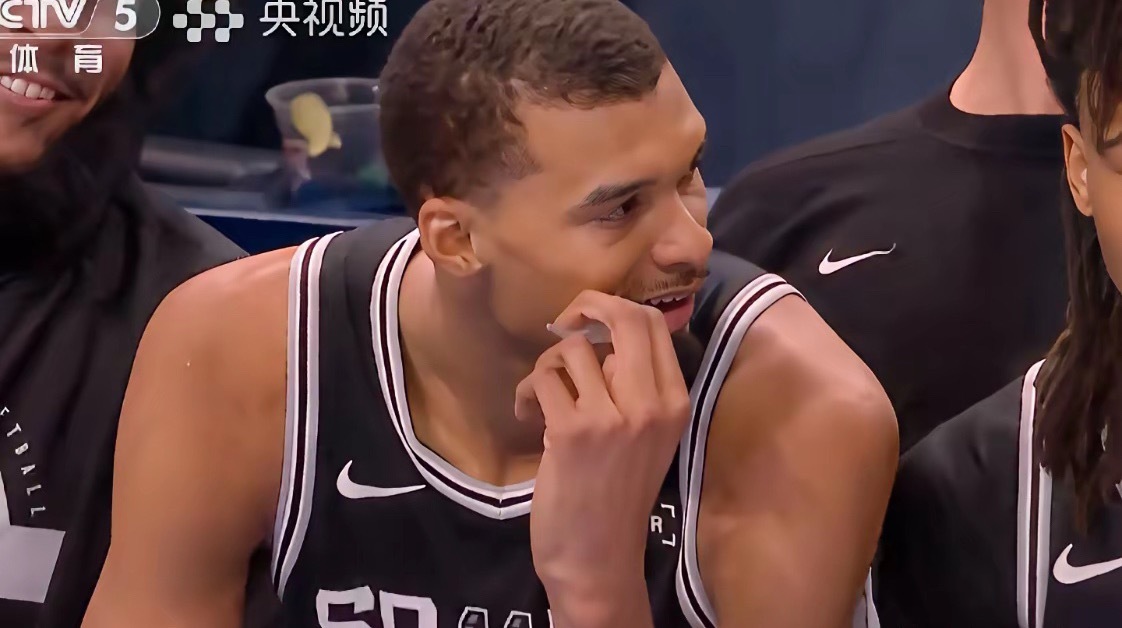 就是这么严格，文班亚马赛后被联盟警告。这又是文班亚马生涯的第一次，由于输球，过于
