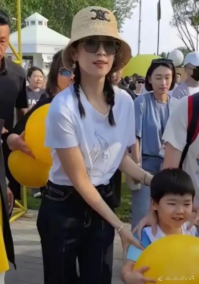 六一儿童节，章子怡在社交平台晒出与一双儿女的欢乐合照，并配文“我的宝贝们，节日快