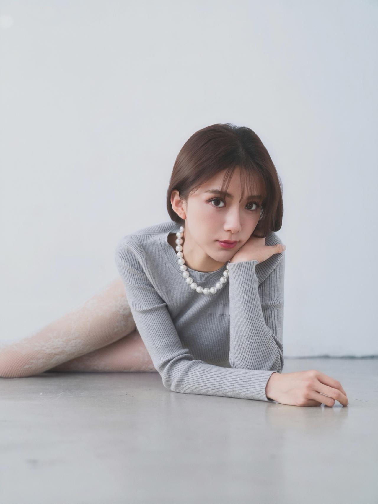 TVB陈星妤画报，白丝女神！
Yvette Chan她原名陈诗琪，曾用艺名陈圣瑜