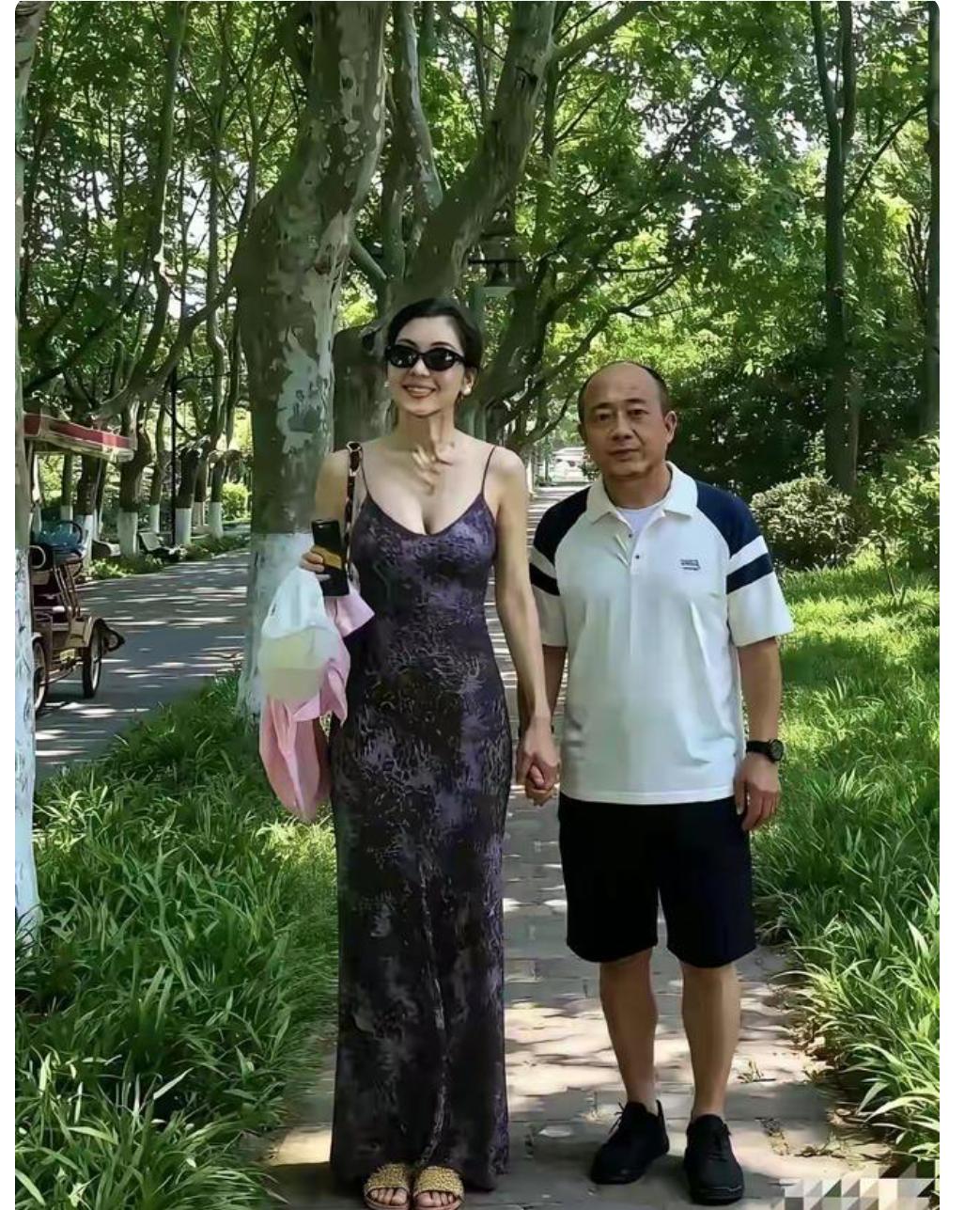这老头肯定有独特之处，不然就不会有这么漂亮人陪伴左右。