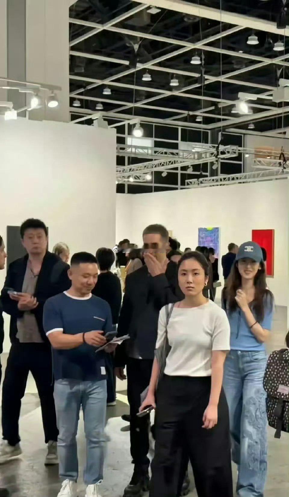 原来刘强东老婆现实中长这样的 