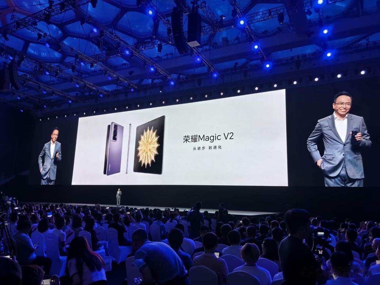 一个字:绝！！展开4.7mm，折上9.9mm，重量只有231g！比直板机还轻薄，