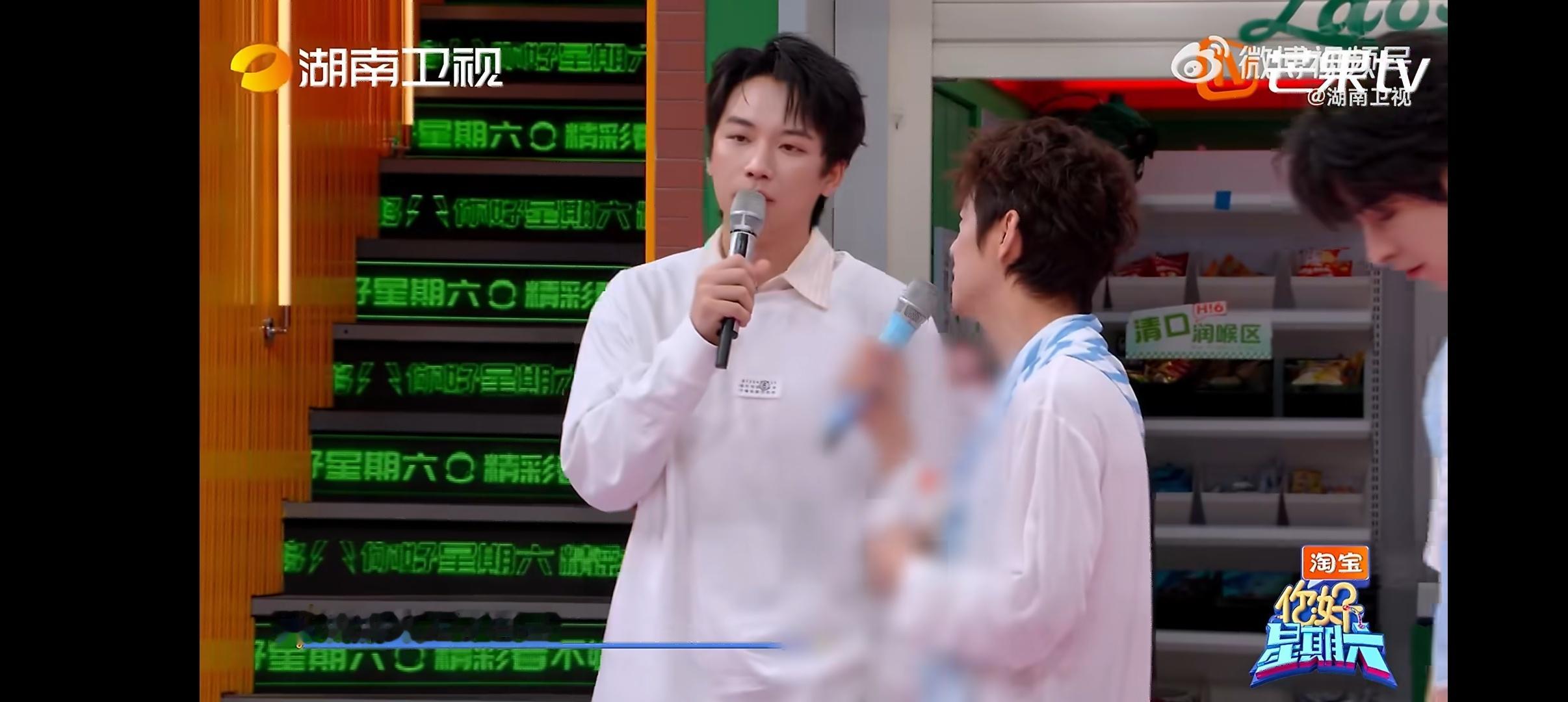 陈哲远文韬帅成彼此的倒影 陈哲远文韬表演照镜子太抽象了哈哈哈，文韬躺下，陈哲远演