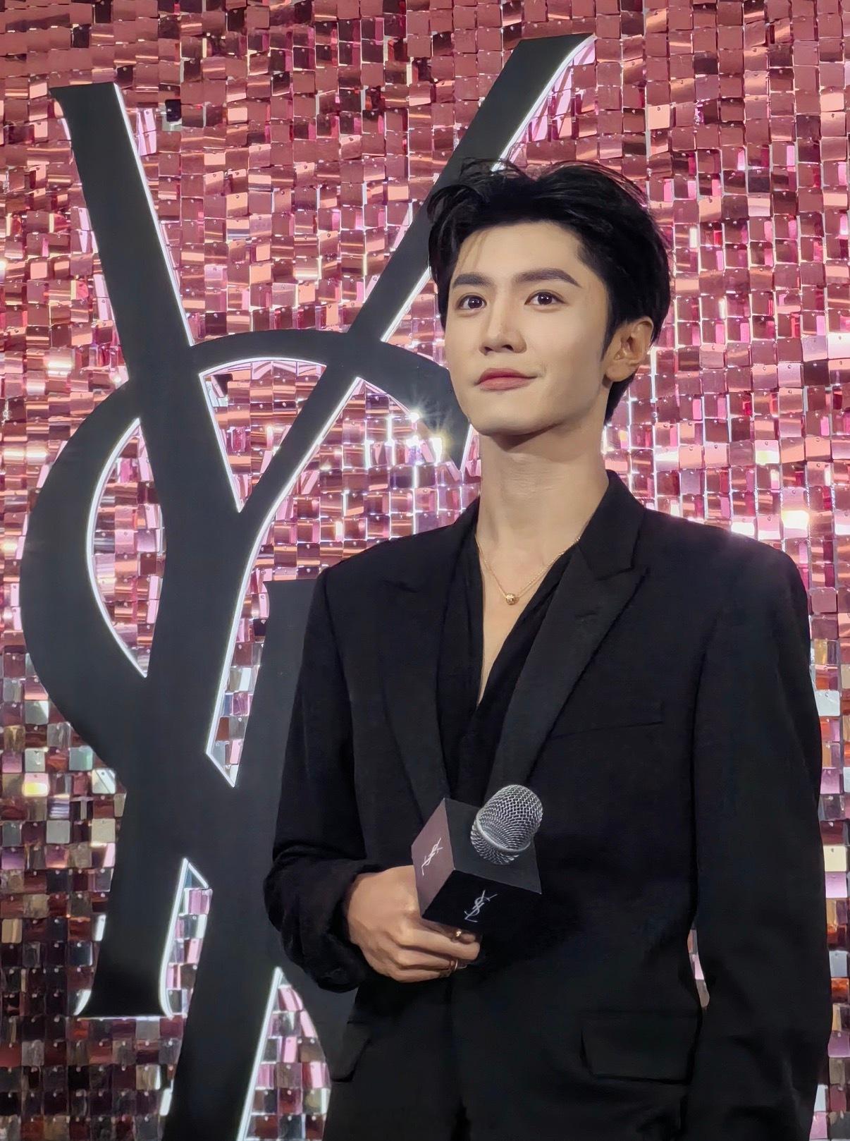 陈哲远纯黑v领西装陈哲远沈阳活动状态 此男是神 