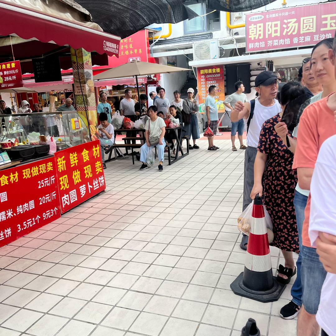 1.15元的西瓜威力有多大，把我硬控一个小时在菜场，本来只想买一个的，想了下排了