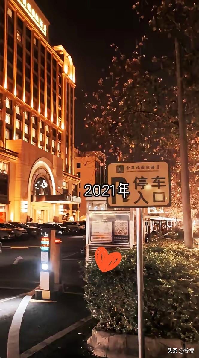 世界疯了吗？
2020年抢口罩，2021年抢房子，2022年抢退烧药，2023年